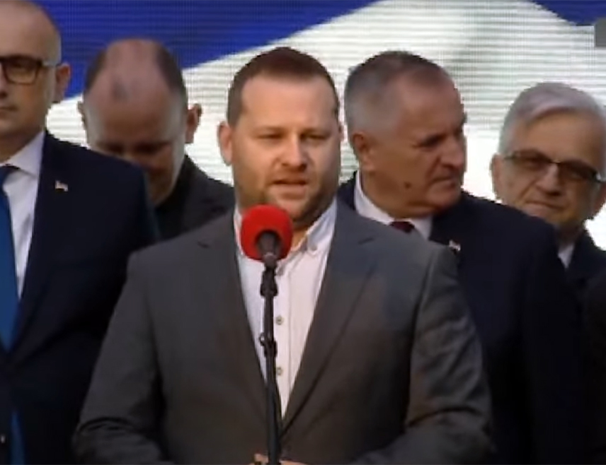 БАЊАЛУКА, 25. ФЕБРУАРА /СРНА/ - Вршилац дужности директора "Службеног гласника Републике Српске" Милош Лукић поручио је данас на народном митингу у Бањалуци да су битни суд народа и народна порота којој се треба обраћати, а не изрицање пресуде у Сарајеву.