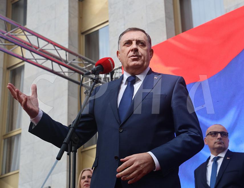 БАЊАЛУКА, 25. ФЕБРУАРА /СРНА/ - Предсједник Републике Српске Милорад Додик рекао је да данас у Бањалуци има 25.000 људи и да је ово један од најмасовнијих скупова.