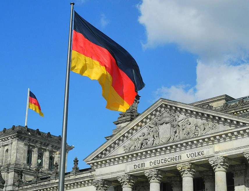 БЕРЛИН, 25. ФЕБРУАРА /СРНА/ - Посланичка група АфД поднијела је посланичко питање у њемачком Бундестагу у вези са улогом Кристијана Шмита у БиХ, те затражила процјену легитимитета његове позиције у свјетлу недостатка одобрења Савјета безбједности УН, као и одбијања Русије и Кине да потврде Шмитово именовање за високог представника, објављено је на сајту Бундестага.