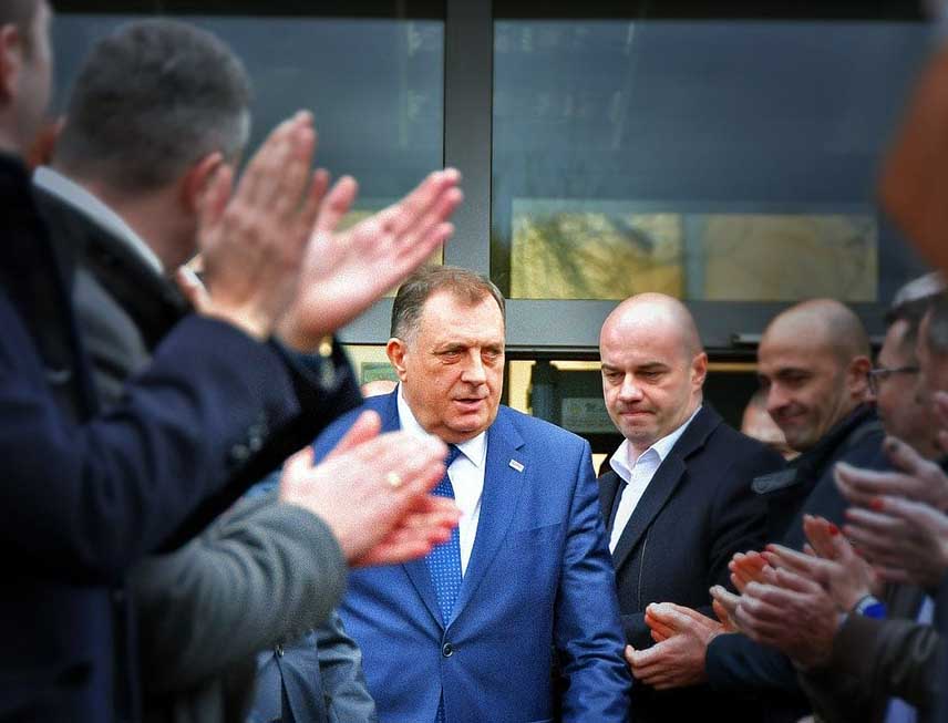 САРАЈЕВО, 26. ФЕБРУАРА /СРНА/ - Пред Судом БиХ за данас је најављено изрицање првостепене пресуде предсједнику Републике Српске Милораду Додику и в.д. директора "Службеног гласника" Милошу Лукићу за "непоштовање одлука" Кристијана Шмита.