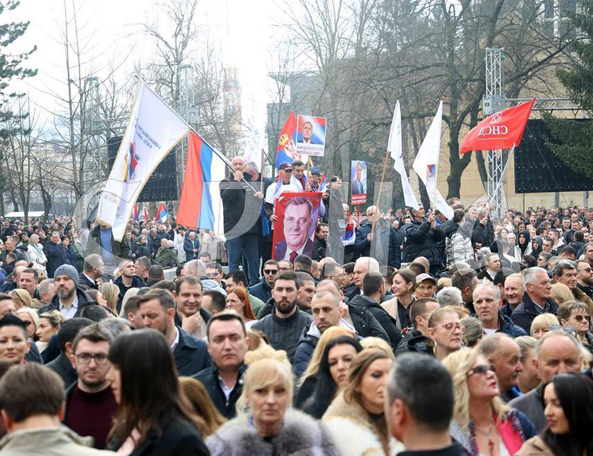 БАЊАЛУКА, 26. ФЕБРУАРА /СРНА/ - Пресуда Суда БиХ којом је предсједник Републике Српске Милорад Додик проглашен кривим за "непоштовање одлука" Кристијана Шмита је срамна и српски народ више него икад треба да покаже јединство, поручили су грађани који су данас у Бањалуци присуствовали митингу подршке.