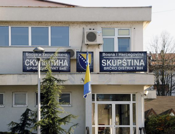 БРЧКО, 26. ФЕБРУАРА /СРНА/ - Скупштина Брчко дистрикта није данас наставила поподневно засједање, а Срни је у овој институцији речено да су српски посланици обавијестили скупштинско руководство да се након паузе, када је у Суду БиХ објављена пресуда предсједнику Републике Српске Милораду Додику, неће појавити у скупштинским клупама.