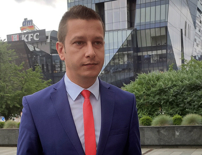 ИСТОЧНО САРАЈЕВО, 26. ФЕБРУАРА /СРНА/ - Првостепена пресуда предсједнику Републике Српске Милораду Додику је политички мотивисана, што показује и дио који се односи на забрану политичког дјеловања на шест година, на шта смо указивали од почетка, а што су федерални медији и бошњачки политичари константно истицали као пожељан исход, рекао је за Срну замјеник министра одбране у Савјету министара Александар Гогановић.