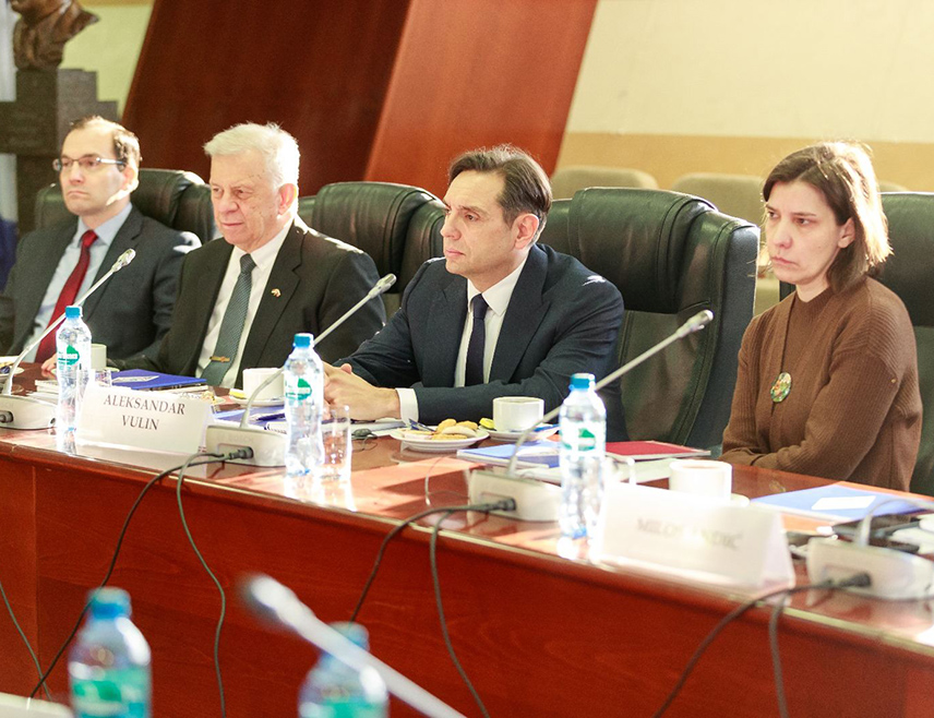 БЕОГРАД, 26. ФЕБРУАРА /СРНА/ - Потпредсједник Владе Србије Александар Вулин рекао је у Москви да је у току покушај извођења обојене револуције и дестабилизације Србије од западних обавјештајних служби и додао да је пресуда предсједнику Републике Српске Милораду Додику дио покушаја за дестабилизацију Балкана и напада на Србе и Србију.