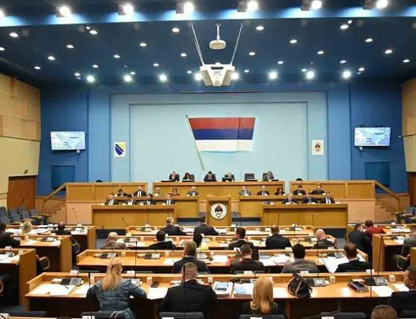 БАЊАЛУКА, 26. ФЕБРУАРА /СРНА/ - Народна скупштина Републике Српске одбацила је поступак пред Судом БиХ против институција Републике и донијеће закон којим ће ограничити било какво поступање ВСТС-а БиХ, Тужилаштва и Суда БиХ и Сипе као вануставних институција на подручју Српске, наведено је у одлуци о мјерама и задацима проистеклим из неуставних одлука и поступака вануставних институција БиХ, која је вечерас усвојена.