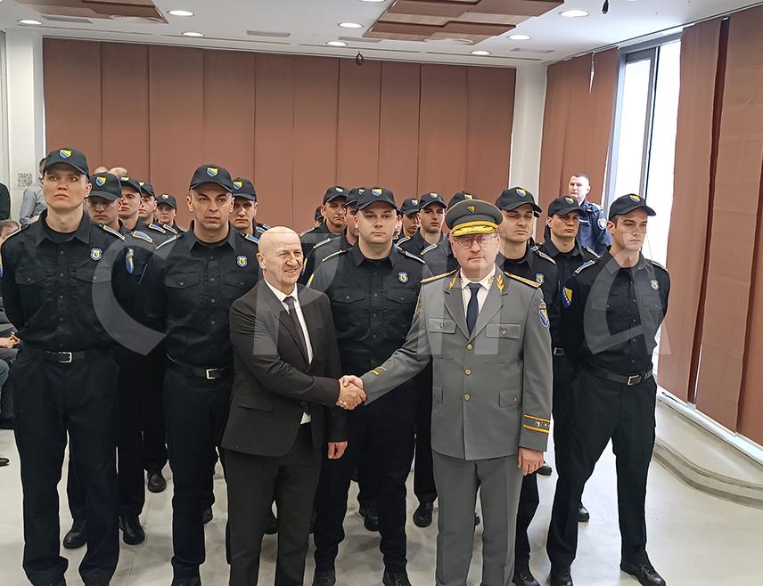 САРАЈЕВО, 27. ФЕБРУРАРА /СРНА/ - У Сарајеву је данас промовисано 25 кадета Граничне полиције БиХ који су положили свечану заклетву и стекли чин млађи инспектор.