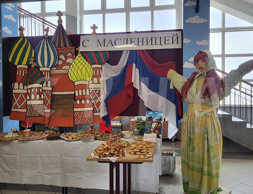 ПАЛЕ, 27. ФЕБРУАРА /СРНА/ - Основна школа "Пале" данас је богатим културно-умјетничким програмом обиљежила руски празник Масленицу који означава почетак Васкршњег поста, а симболизује испраћање зиме и дочекивање прољећа.