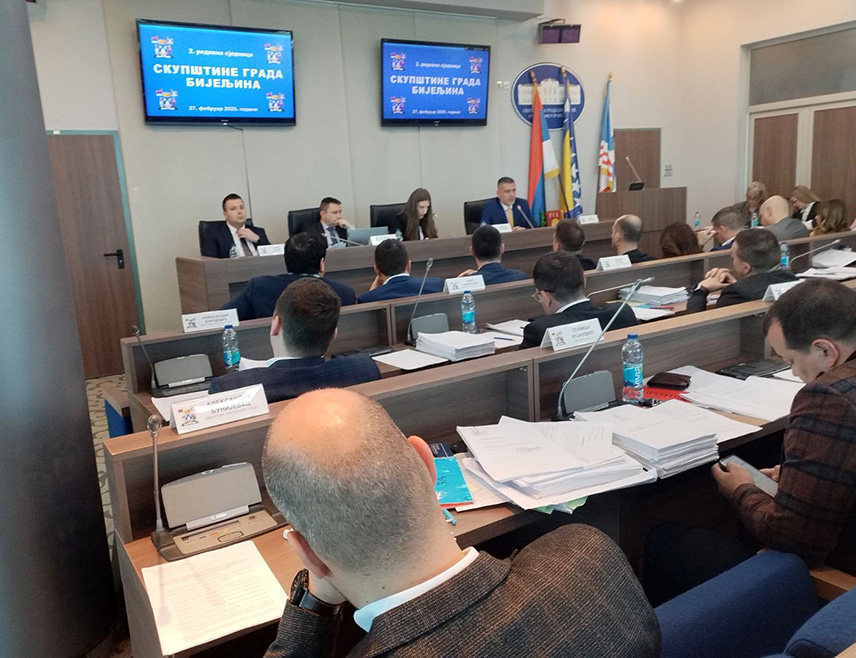 БИЈЕЉИНА, 27. ФЕБРУАРА /СРНА/ - Скупштина града Бијељина усвојила је данас приједлог одлуке о начину и организацији јавног превоза и ствари на подручју града Бијељина.