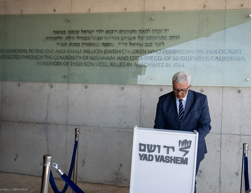 ПОДГОРИЦА, 27. ФЕБРУАРА /СРНА/ - Предсједник Скупштине Црне Горе Андрија Мандић уписао је у књигу посјетилаца у Меморијалном центру за јеврејске жртве Холокауста Јад Вашему да Аушвиц, Јасеновац, Tреблинка, Дахау, Маутхаузен и бројни други логори гдје су Јевреји, Срби и сви које су процијенили непожељнима пролазили кроз пакао на земљи, остаје вјечна опомена шта човјек не смије дозволити да се понови.