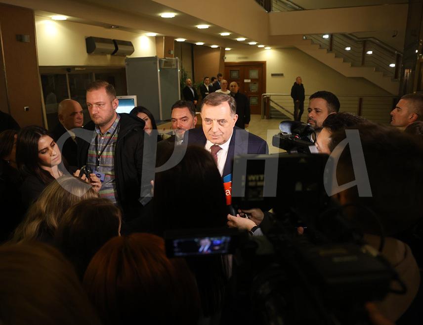 БАЊАЛУКА, 27. ФЕБРУАРА /СРНА/ - Предсједник Републике Српске Милорад Додик рекао je да се он лично неће жалити на пресуду, те навео да је Народна скупштина Републике Српске донијела одлуку да одбацује процес против њега пред Судом БиХ.