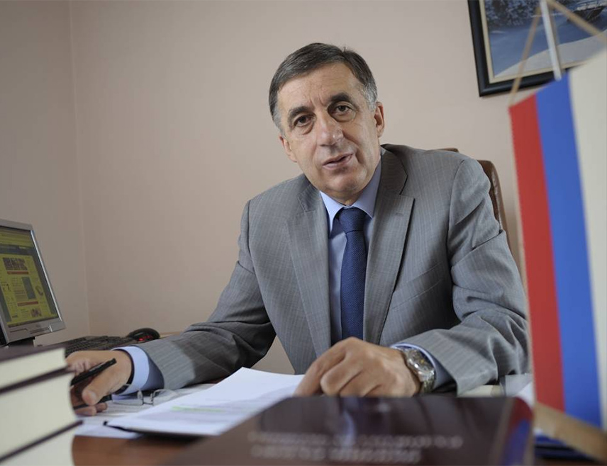 БЕОГРАД, 28. ФЕБРУАРА /СРНА/ - Из Београда, гдје ће данас свечано бити обиљежени 9. јануар, Дан Републике Српске и 33 године од доношења њеног првог Устава, и овог 28. фебруара биће упућена јасна порука да су и Српска и Србија за мир и стабилност у региону, истакао је шеф Представништва Српске у Србији Млађен Цицовић.