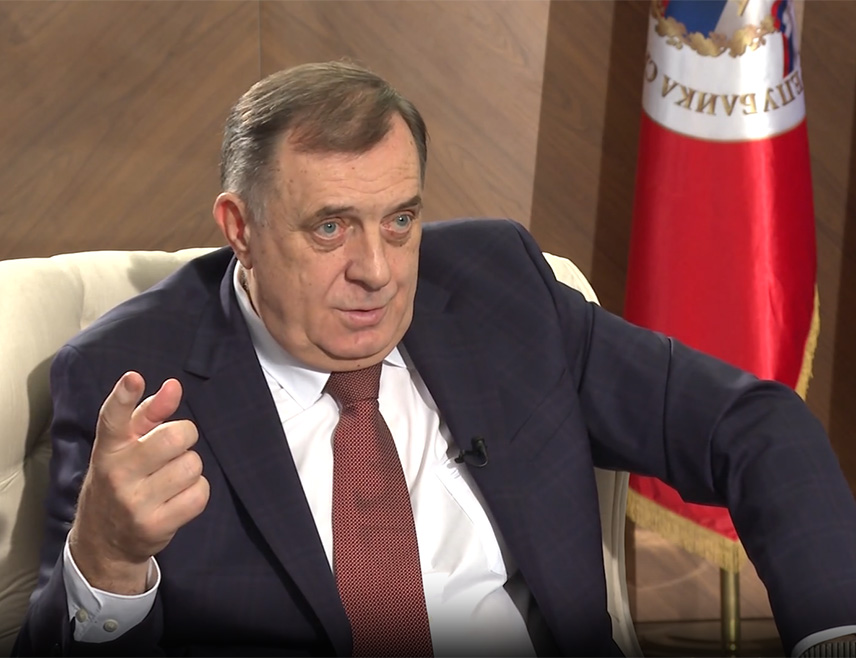 БАЊАЛУКА, 27. ФЕБРУАРА /СРНА/ - Предсједник Републике Српске Милорад Додик изјавио је вечерас да је Доналд Трамп доласком на чело САД промијенио све, али да то нико није јавио муслиманима у Сарајеву, који су били љубимци бивше администрације.