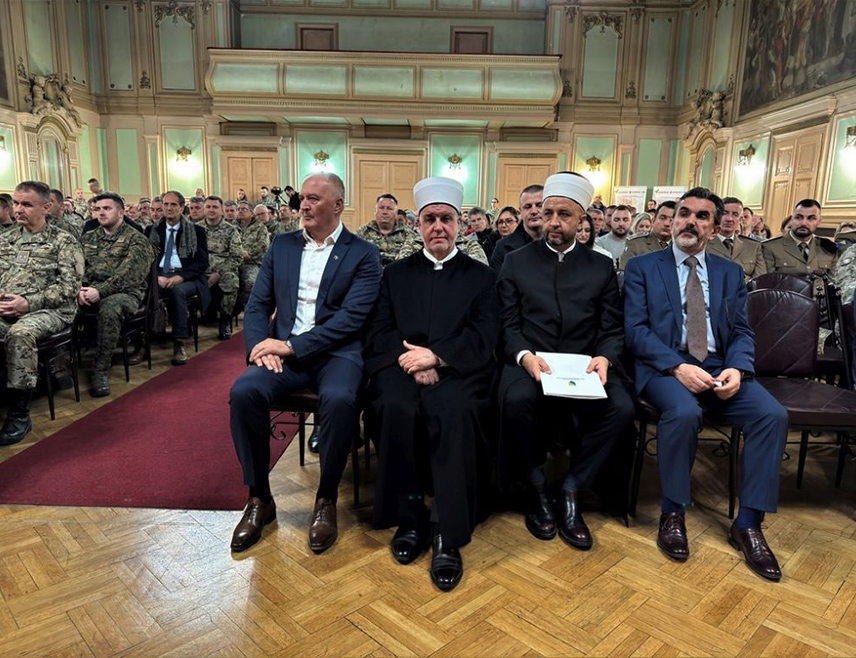 САРАЈЕВО, 28. ФЕБРУАРА /СРНА/ - Вођа Исламске вјерксе заједнице у БиХ Хусеин Кавазовић у политичком обраћању званичницима у Министарству одбране у Савјету министара и припадницима Оружаних снага поручио је да "величају Алаха" зато што им је "указао на прави пут", и да му буду захвални на томе.