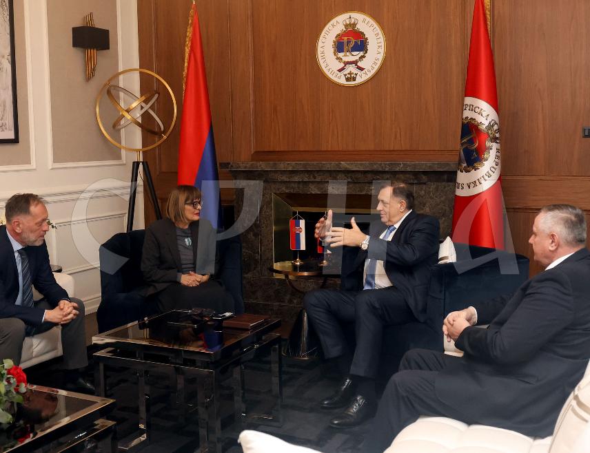 БАЊАЛУКА, 28. ФЕБРУАРА /СРНА/ - Предсједник Републике Српске Милорад Додик рекао је да је руководство Српске јединствено и одлучно да настави правним и политичким средствима штитити Устав БиХ, истичући да је Српска изузетно захвална предсједнику Србије Александру Вучићу и институцијама те државе за разумијевање и пружену подршку.