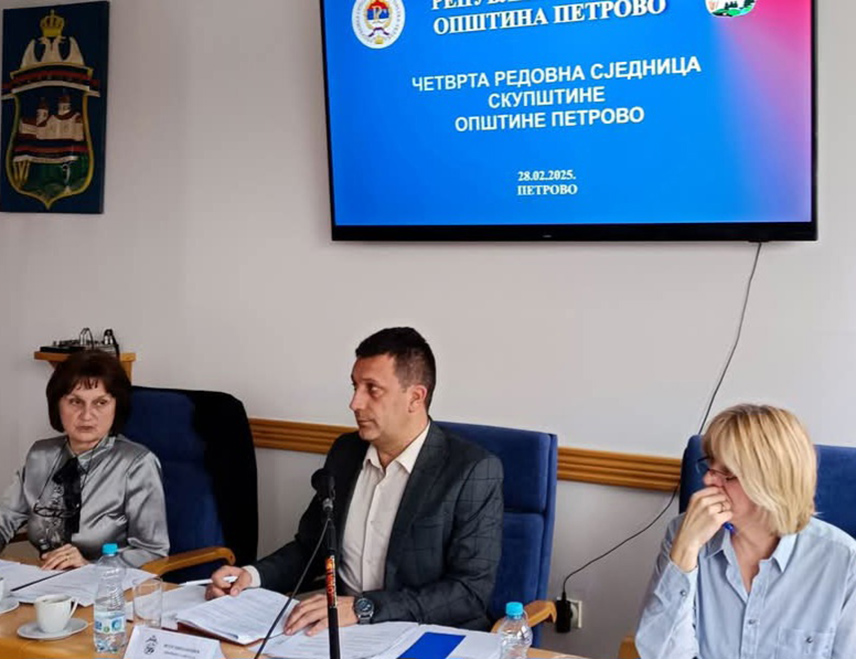 ПЕТРОВО, 28. ФЕБРУАРА /СРНА/ - Скупштина општине Петрово усвојила је данас програм капиталних улагања у износу од 463.500 КМ, у оквиру којег је са 150.000 КМ планирана и изградња централног споменика погинулим борцима.