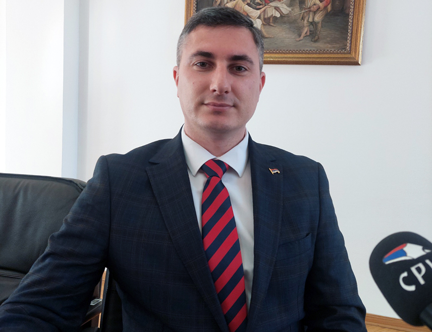 ПАЛЕ, 28. ФЕБРУАРА /СРНА/ - Посланик СНСД-а у Народној скупштини Републике Српске Дамјан Шкипина рекао је за Срну да су муслимани кроз Суд БиХ покушали да легализују правно насиље њемачког кабадахије, а сада се чуде када су добили легитиман одговор у складу са Дејтонским споразум.