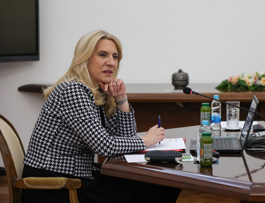 ИСТОЧНО САРАЈЕВО, 28. ФЕБРУАРА /СРНА/ - Српски члан и предсједавајућа Предсједништва БиХ Жељка Цвијановић изјавила је за Срну да је Канцеларија високог представника /ОХР/, према њеном  дубоком убјеђењу, криминална организација јер су разни легални и нелегални представници скоро 30 година кршили међународно и домаће право, узурпирајући себи овлаштења која нису добили по Дејтонском споразуму, а тиме ни по Уставу БиХ.