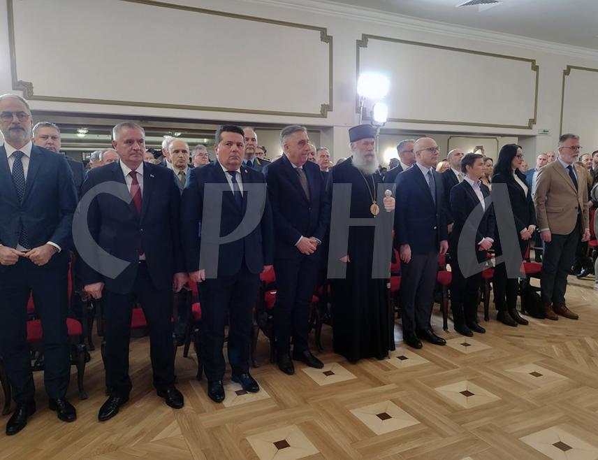 БЕОГРАД, 28. ФЕБРУАРА /СРНА/ - У Београду је почео свечани пријем поводом Дана Републике Српске и 33 године од проглашења првог Устава Српске којем присуствују највиши званичници Србије и Републике Српске.
