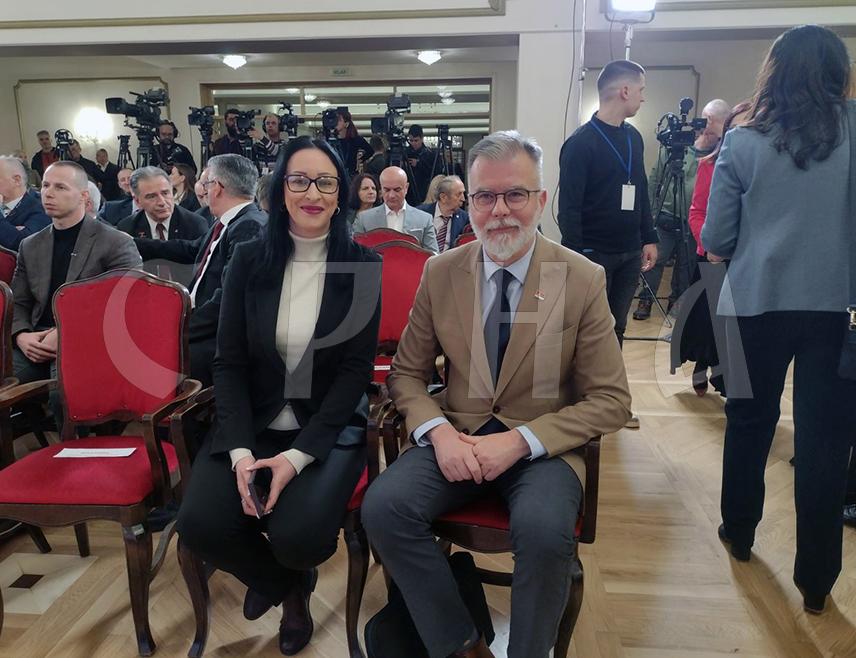 БЕОГРАД, 28. ФЕБРУАРА /СРНА/ - Српски народ ће и из ове тешке ситуације изаћи попут својих предака, као побједник, рекао је вечерас министар информисања Србије Дејан Ристић.