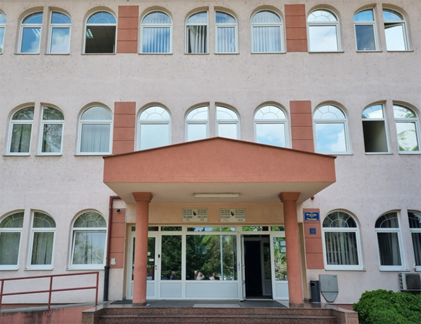 БРЧКО, 28. ФЕБРУАРА /СРНА/ - Основни суд у Брчком одредио је једномјесечни притвор седамдесетдвогодишњој жени чији су иницијали З.Ђ. и њеном сину А.Ђ. /38/, у чијој је кући пронађено 31 дијете ромске националности, док је лице из Бањалуке В.П. /29/ пуштено на слободу, саопштено је вечерас из брчанског тужилаштва.