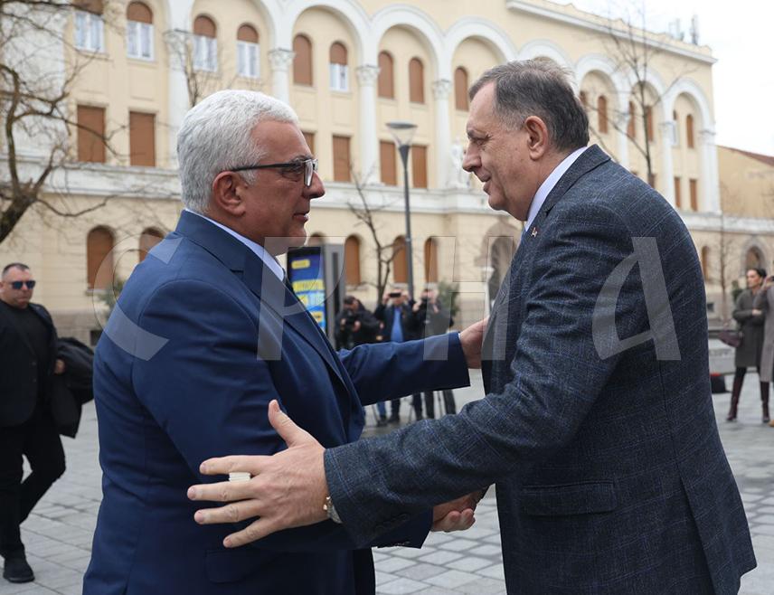 БАЊАЛУКА, 1. МАРТА /СРНА/ - Предсједник Републике Срске Милорад Додик дочекао је пред Палатом Републике у Бањалуци предсједника Скупштине Црне Горе Андрију Мандића и посланика и предсједника Демократске народне партије Милана Кнежевића.