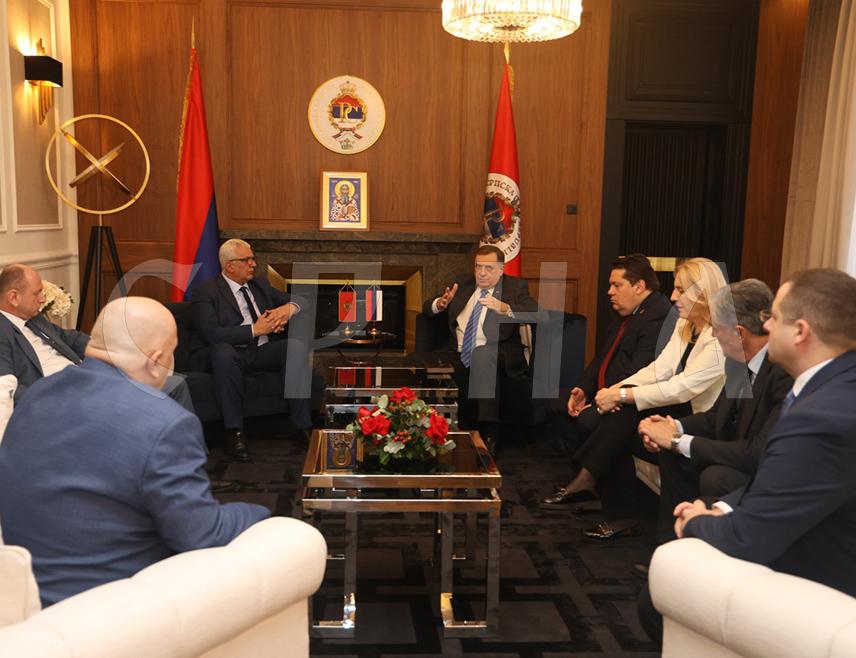 БАЊАЛУКА, 1. МАРТА /СРНА/ - Састанак предсједника Републике Српске Милорада Додика, предсједника Скупштине Црне Горе Андрије Мандића и посланика и предсједника Демократске народне партије Милана Кнежевића почео је у Палати Републике у Бањалуци.