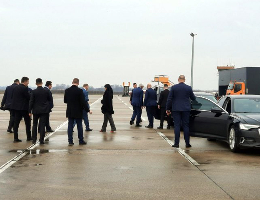 БАЊАЛУКА, 1. МАРТА /СРНА/ - Предсједник Народне скупштине Републике Српске Ненад Стевандић дочекао је на међународном бањалучком аеродрому предсједника Скупштине Црне Горе Андрију Мандића и посланика у Скупштини Црне Горе и предсједника Демократске народне партије Милана Кнежевића, који ће данас боравити у радној посјети код предсједника Српске Милорада Додика.