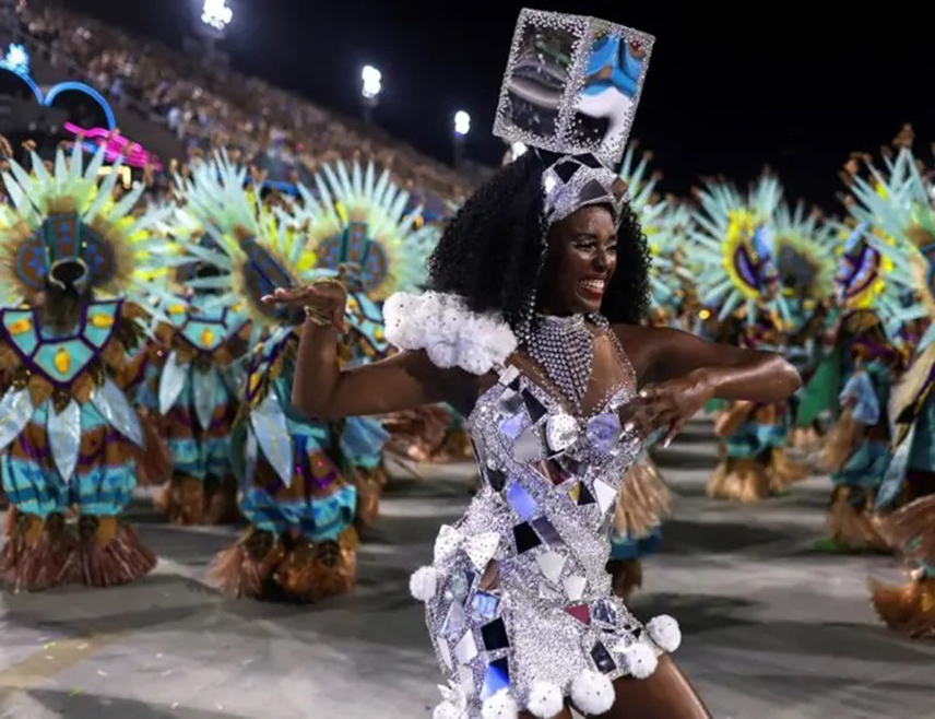 РИО ДЕ ЖАНЕИРО, 1. МАРТА /СРНА/ - У Рио де Жанеиру почео је традиционални карневал на којем учесници плешу у ритму самбе у живописним костимима и уз раскошне кореографије.