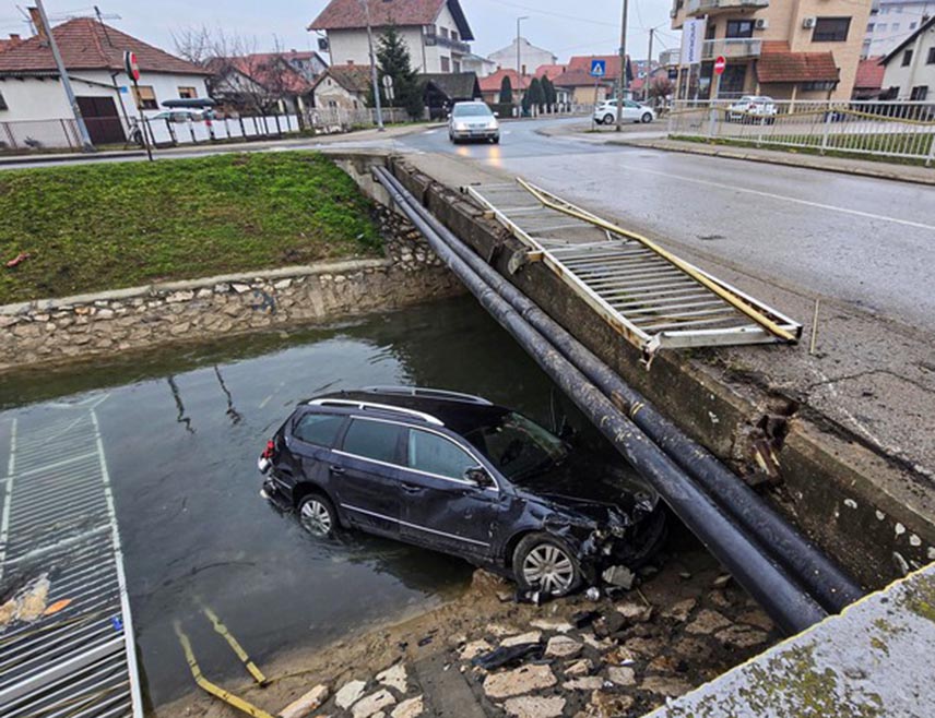 БИЈЕЉИНА, 1. МАРTА /СРНА/ - У Бијељини је ухапшено лице чији су иницијали М.П. из овог града које је под дејством алкохола и наркотика аутомобилом слетјело у канал Дашницу.