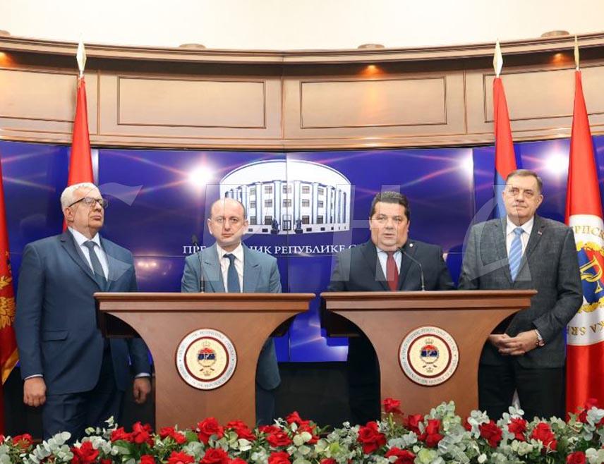 БАЊАЛУКА, 1. МАРТА /СРНА/ - Предсједник Народне скупштине Републике Српске Ненад Стевандић рекао је да је јако важно да сви легитимни представници Срба у овом моменту размишљају исто, да се зна да су једни на друге наслоњани и да је то легитиман став свих легитимних представника српског народа.