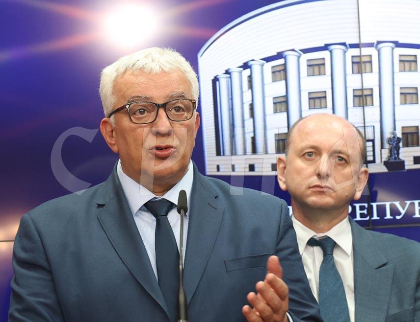 БАЊАЛУКА, 1. МАРТА /СРНА/ - Предсједник Скупштине Црне Горе Андрија Мандић изјавио је данас у Бањалуци да су заједно са Србима из Републике Српске када је тешко, а да ће предсједник Српске Милорад Додик, који пролази кроз голготу, политиком позива на разговоре и поштивања демократије и Устава БиХ довести до циља којим ће сви у БиХ бити задовољни.