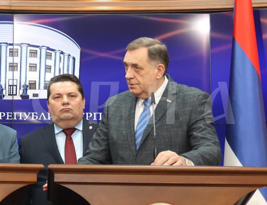 БАЊАЛУКА, 1. МАРТА /СРНА/ - Предсједник Републике Српске Милорад Додик најавио је да ће сутра са српским чланом и предсједавајућом Предсједништва БиХ Жељком Цвијановић на Колегијуму министра унутрашњих послова поручити полицији да искључиво ради у оквиру законских овлаштења и да се не смије дозволити било какво насиље према било коме.