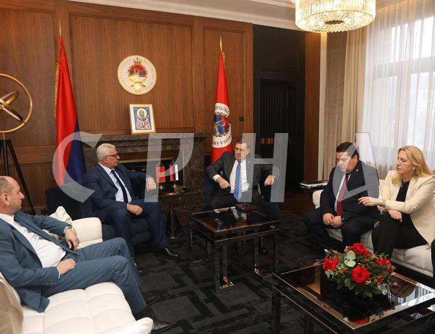 БАЊАЛУКА, 1. МАРТА /СРНА/ - Српски члан и предсједавајућа Предсједништва БиХ Жељка Цвијановић изразила је захвалност представницима српског народа у Црној Гори на данашњој посјети Бањалуци и разумијевању за ставове и уставну позицију Републике Српске.