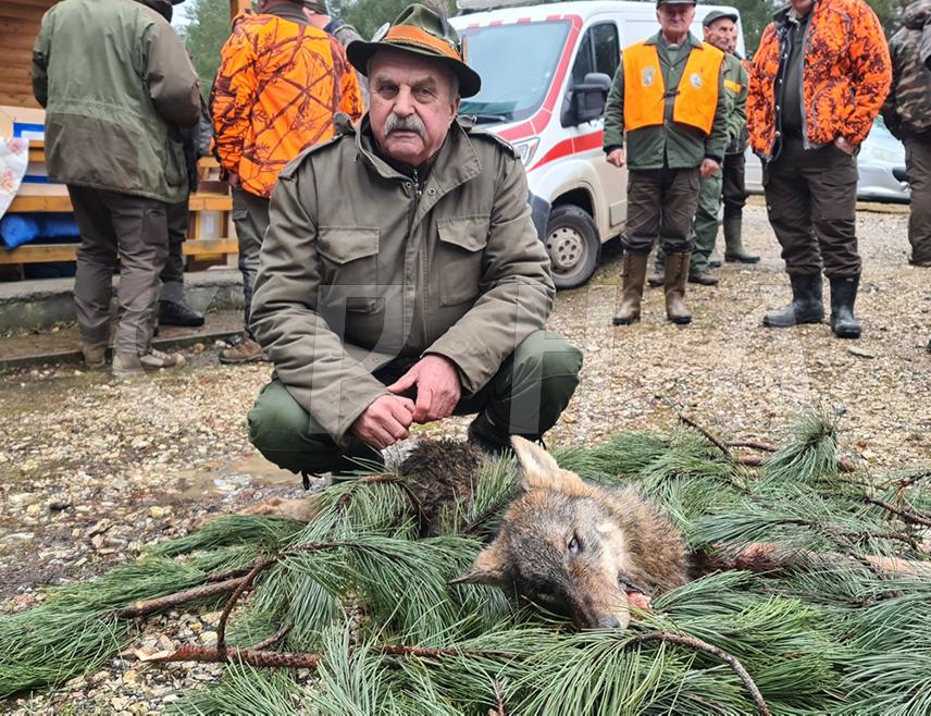 ДОБОЈ, 1. МАРТА /СРНА/ - Ловно-туристичка манифестација "Вучији дани на Озрену", која је ове године окупила око 800 ловаца, завршена је са ловачким трофејом, а вука је одстријелио седамдесетчетворогодишњи Мирко Мишић из добојског насеља Бољанић.