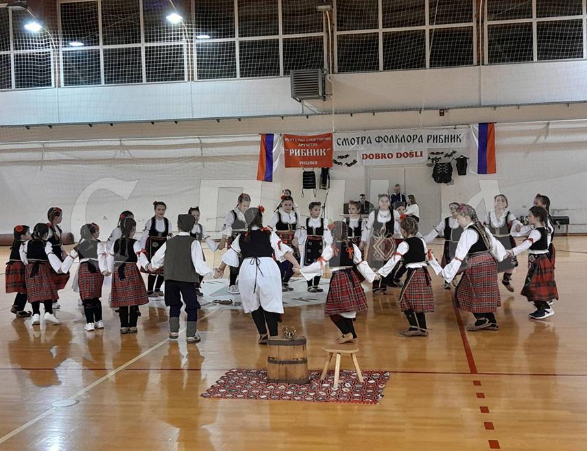 РИБНИК, 1. МАРТА /СРНА/ - Културно-умјетничко друштво /КУД/ "Рибник" из ове општине организовало је вечерас у мјесту Превија "Мартовске сусрете фолклора", на којима су се игром и пјесмом, осим домаћина, представила и два културно-умјетничка друштва "Бисери Пливе" из општине Језеро и "14. фебруар" из Бањалуке.