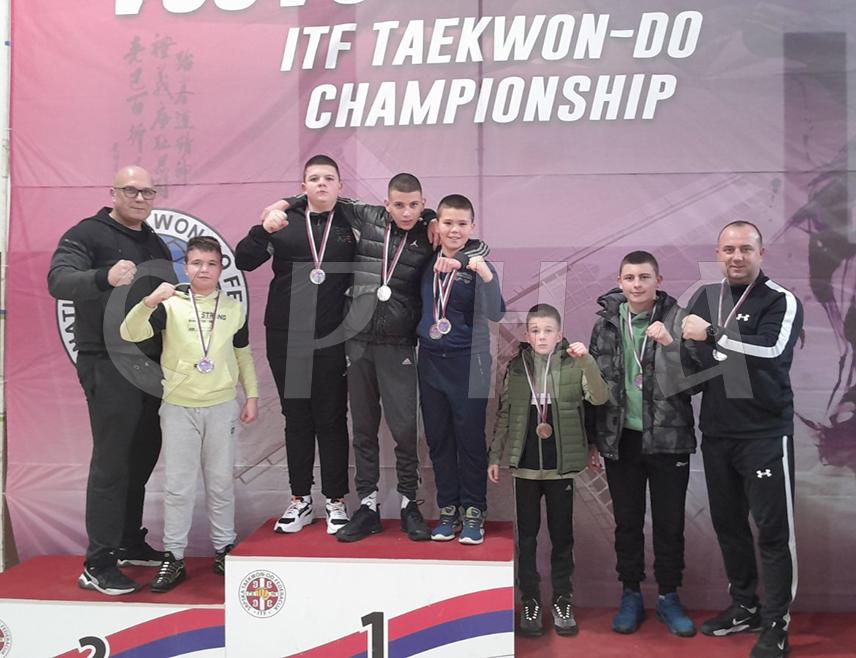 ХАН ПИЈЕСАК, 1. МАРTА /СРНА/ - Чланови Tаеквандо клуба "Озон" са Хан Пијеска освојили су данас на Међународном турниру "Војводина опен 2025" у Бачкој Tополи осам медаља, рекао је Срни тренер Владислав Максимовић.