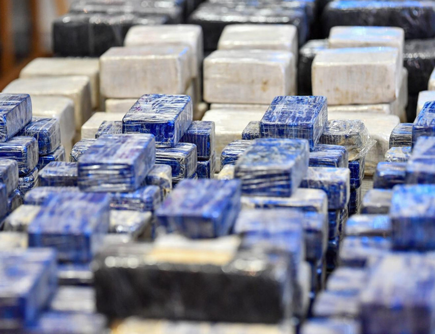 ГЛАЗГОВ, 1. МАРТА /СРНА/ - Британска полиција заплијенила је дрогу у вриједности од 523.000 фунти на адреси у близини фудбалског стадиона у Глазгову.