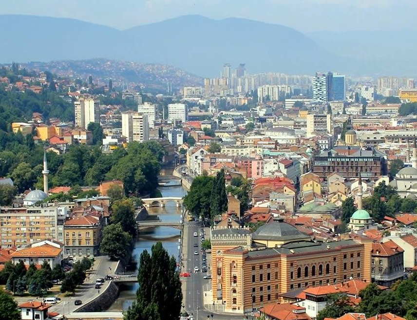 Политичко Сарајево, нажалост, и даље се "узда" у усамљеног Шмита и не види даље од Требевића које се геополитичке промјене дешавају у свијету. Живи у свом "тамном вилајету" у којем једино лидер ДФ-a Жељко Комшић покушава да упали фењер и освјетли сарајевско политичко сивило