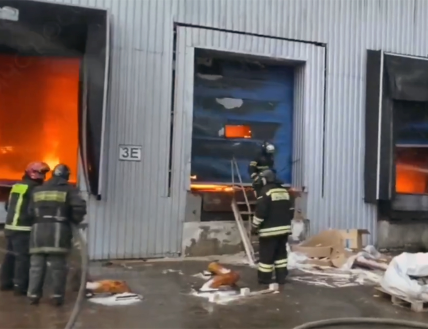 МОСКВА, 2. МАРТА /СРНА/ - Велики пожар избио је у складишту пластичних производа у Московској области, а једна од зграда дјелимично се срушила, јавила је агенција РИА Новости.