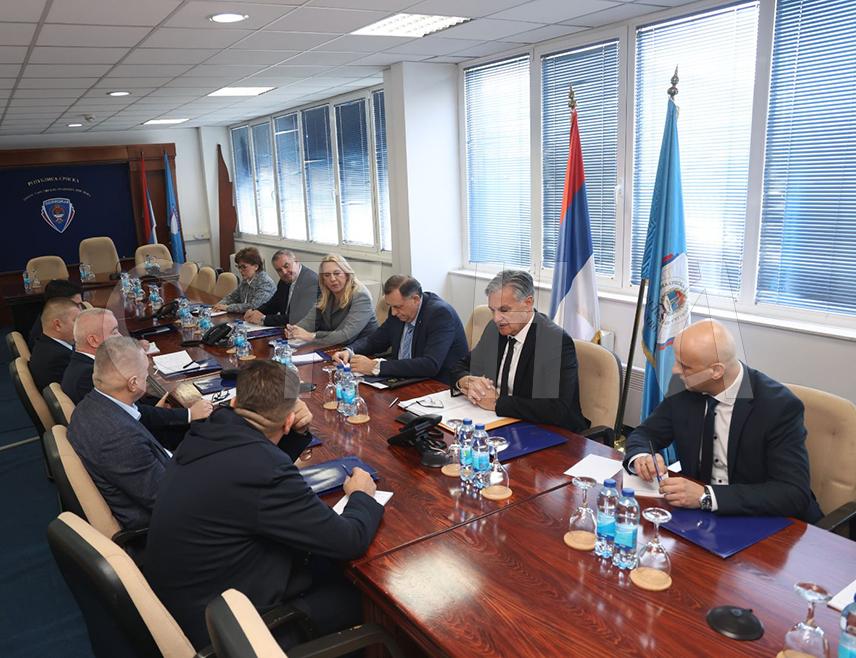 БАЊАЛУКА, 2. МАРТА /СРНА/ - У Бањалуци је почео састанак предсједника Републике Српске Милорада Додика и српског члана и предсједавајуће Предсједништва БиХ Жељке Цвијановић са руководиоцима Министарства унутрашњих послова /МУП/ Српске и безбједносних агенција на нивоу БиХ.