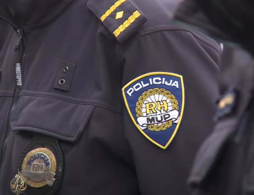 СЛУЊ, 2. МАРТА /СРНА/ - Тијела двојице мушклараца пронашла је полиција у једној кући на подручју Слуња, а на тијелима нема повреда.