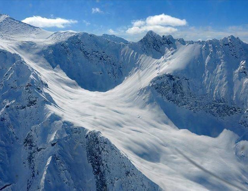 ЊУ ДЕЛХИ, 2. МАРТА /СРНА/ - Број погинулих у лавини на сјеверу Индије порастао је на седам, док се преживјели присјећају драматичног спасавања након неколико часова проведених под снијегом и крхотинама.