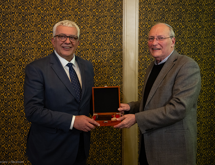 ПОДГОРИЦА, 2. МАРТА /СРНА/ - Предсједник Скупштине Црне Горе Андрија Мандић састао се у Јерусалиму са Ефраимом Зурофом, посљедњим ловцем на нацисте, који је, како је саопштено, подржао усвојену Резолуцију о геноциду у систему логора Јасеновац, Дахау и Маутхаузену.