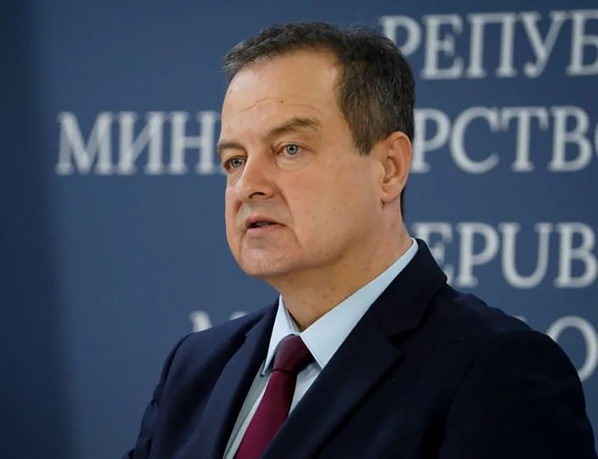 СТАРА ПАЗОВА, 2. МАРТА /СРНА/ - Дијете које је упало у бунар дубине око 10 метара, са водом на дну, у Старим Бановцима у Старој Пазови спасено је брзом реакцијом припадника Сектора за ванредне ситуације, изјавио је министар унутрашњих послова Ивица Дачић.