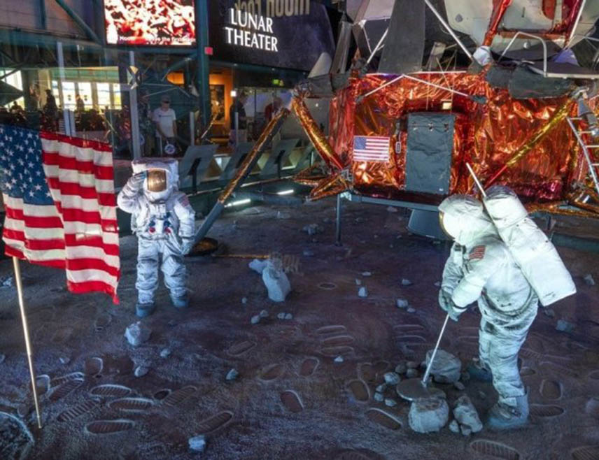 БЕОГРАД, 2. МАРТА /СРНА/ - Амарички научник српског поријекла Давид Вујић, члан "српске седморке", групе која је радила на програму "Аполо", преминуо је, потврђено је данас Танјугу у кругу његове породице.