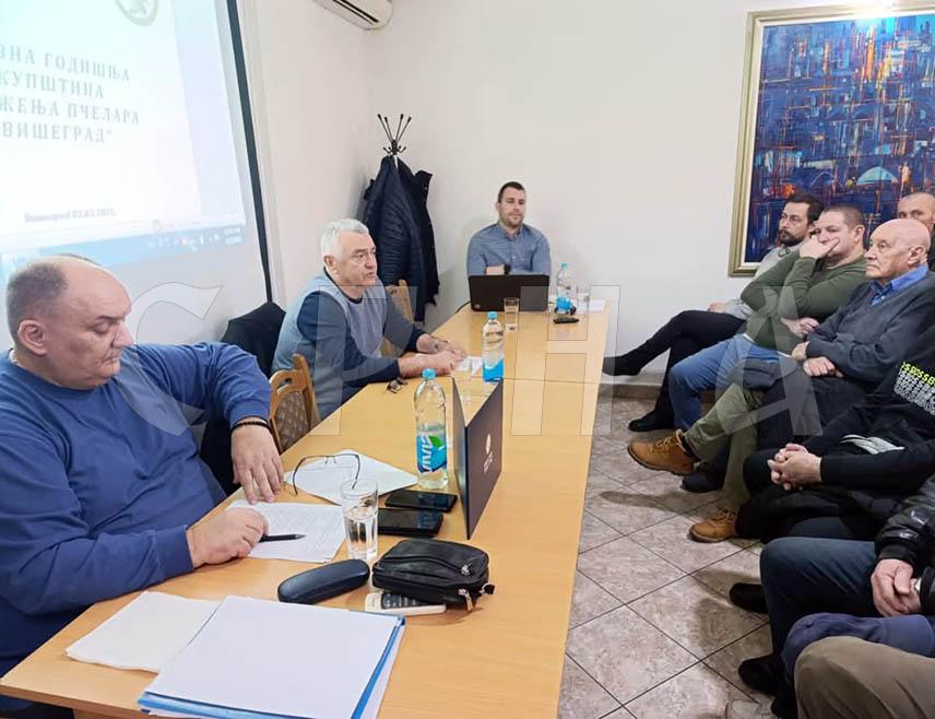 ВИШЕГРАД, 2. МАРТА /СРНА/ – На годишњој скупштини Удружења пчелара "Вишеград" сумирани су резултати рада у прошлој години и усвојени планови за 2025, са акцентом на брендирање меда као начин заштите квалитета и сигурности купаца.