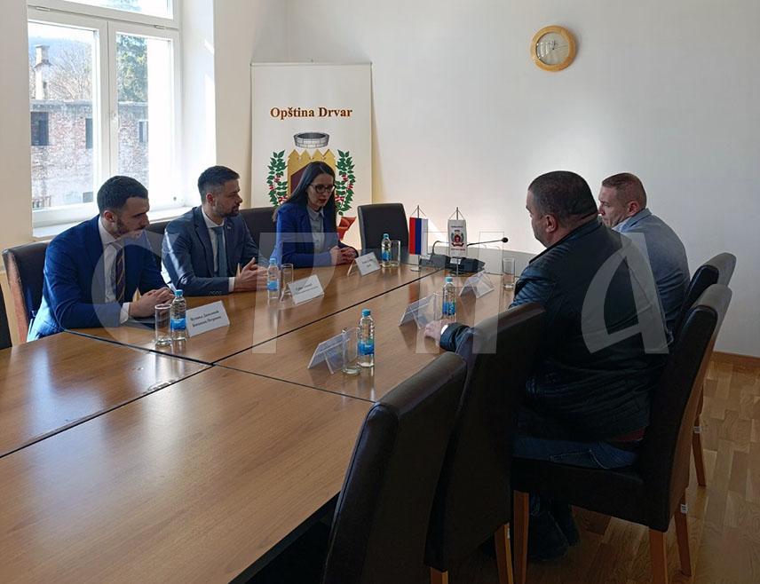 ДРВАР, 3. МАРТА /СРНА/ – Министар финансија и трезора у Савјету министара Срђан Амиџић састао се у Дрвару са начелником општине Душицом Рунић и представницима српских повратничких општина у Федерацији БиХ /ФБиХ/.