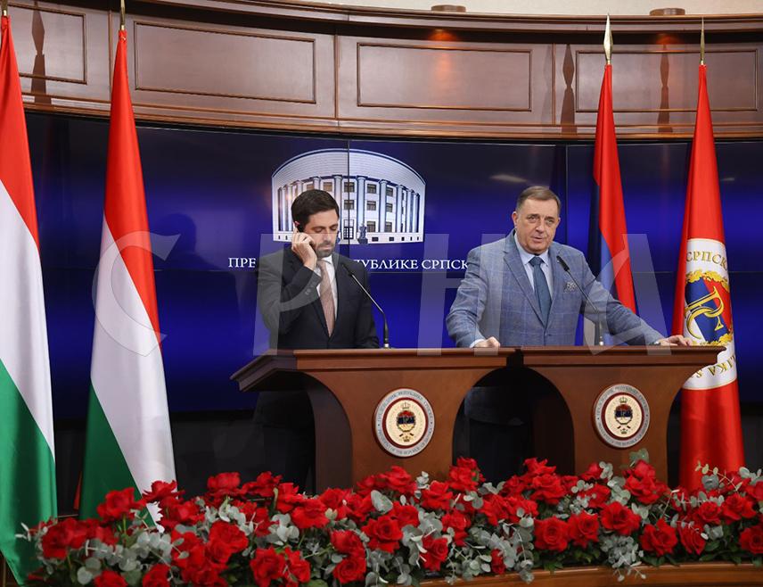 БАЊАЛУКА, 3. МАРТА /СРНА/ - Предсједник Републике Српске Милорад Додик изјавио је да Мађарска и Република Српска теже миру, те истакао да је на БиХ у наредним мјесецима одлука да ли жели да буде уставна земља или ће отићи у дисолуцију.