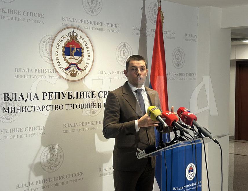 БАЊАЛУКА, 3. МАРТА /СРНА/ - Министар трговине и туризма Репубнлике Српске Денис Шулић изјавио је да потрошачи од данас у 18 маркета широм Српске могу да купе око 30 производа са нула одсто марже.