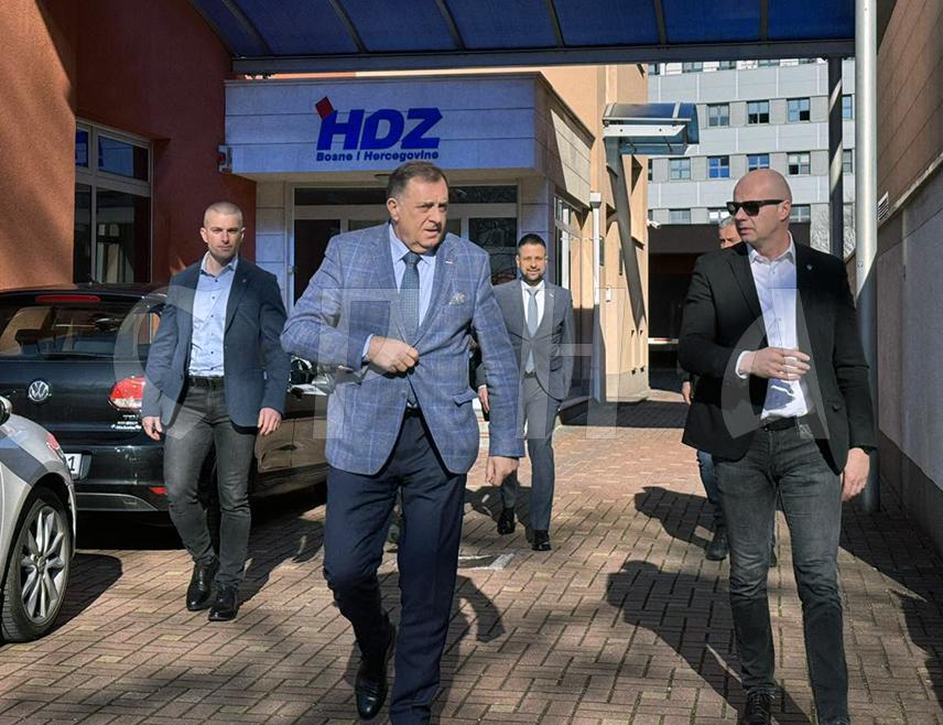 МОСТАР, 3. МАРТА /СРНА/ - Могуће је да БиХ изађе из кризе, све што треба је држати се Устава који је предвидио надлежности БиХ, изјавио је предсједник Републике Српске Милорад Додик.